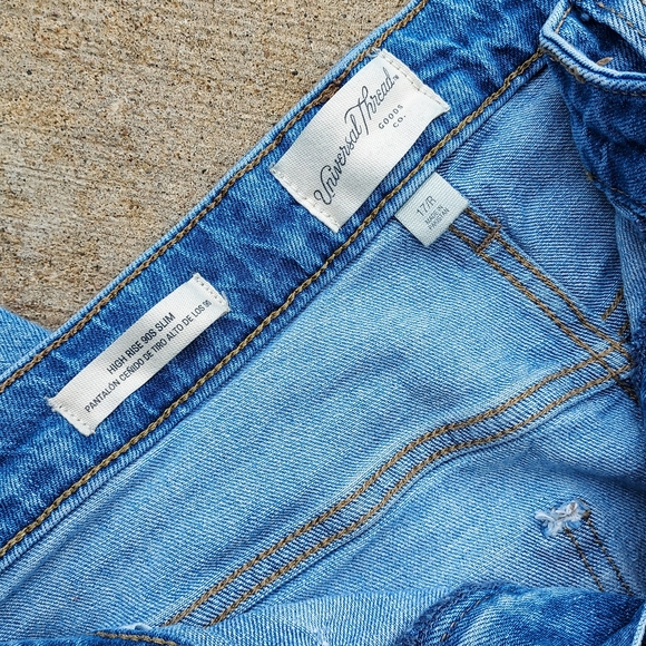 Universal Thread Light Blue High Rise Cropped Jeans - Picture 6 of 8